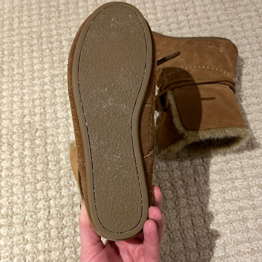 Toms Tan Moccasin Winter Boots with Faux Fur Trim - Picture 7 of 7